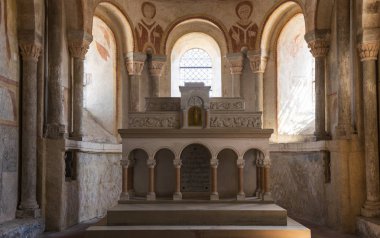 Gourdon, Fransa - 3 Ağustos 2018: İç pembe renk, sunak ve fresk Romanesk kilise Gourdon, Saone-et-Loire, Fransa.