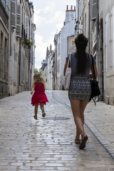 Orleans França Agosto 2018 Pequeno Beco Com Criança Trunning Mulher — Fotografia de Stock