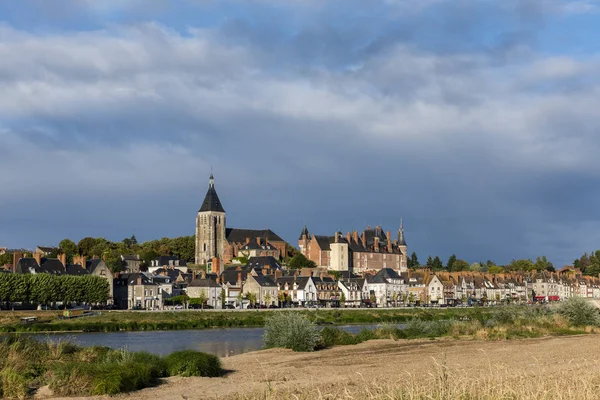 Landsbyen Gien Med Slot Kirke Strand Ved Floden Loire Loiret - Stock-foto