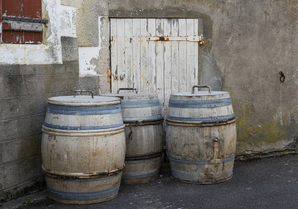三老酒桶在老房子前面在桑塞尔白葡萄酒的酒区 — 图库照片