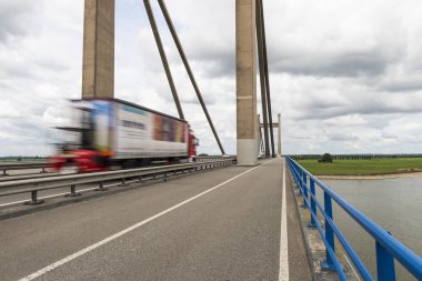 Beton asma köprü Nehri Waal Beneden Leeuwen, Hollanda yakınındaki trucs trafik ile.