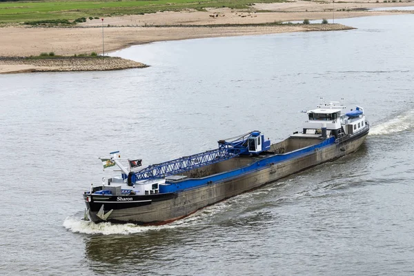 Beneden Leeuwen 2018年8月31日 在河上的驳船 Beneden Leeuwen 与洪水平原 — 图库照片