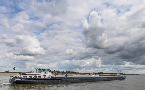 Beneden Leeuwen Nizozemsko Srpna 2018 Člun Řece Waal Tmavě Rainclouds — Stock fotografie