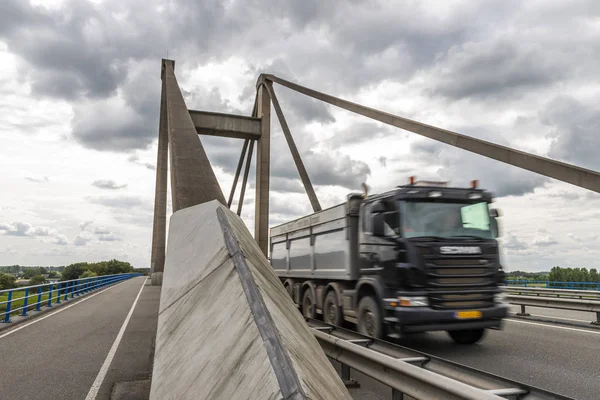 Schwarzer Lkw Auf Der Hängebrücke Über Den Waal Bei Beneden — Stockfoto