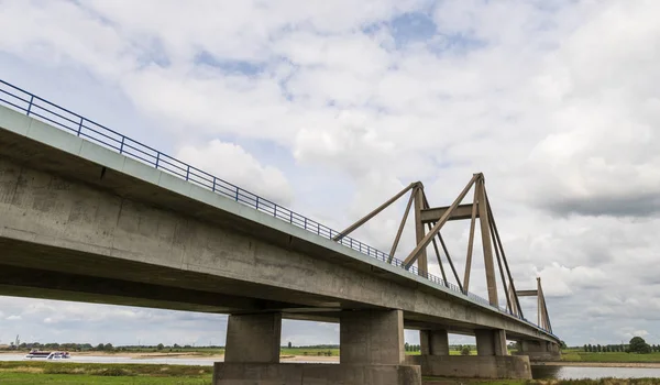 Puente Colgante Hormigón Sobre Río Waal Con Barco Cerca Beneden —  Fotos de Stock