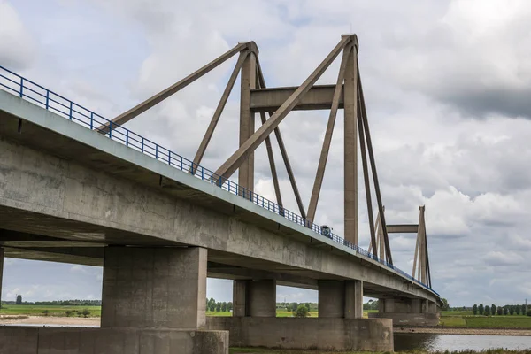 Puente Colgante Hormigón Sobre Río Waal Cerca Beneden Leeuwen Países —  Fotos de Stock