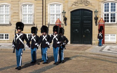 Kopenhag, Danimarka - 18 Eylül 2018: Kraliyet Muhafız Amalienborg Sarayı ve ikamet Kopenhag Danimarka Kraliçesi, değiştirme.