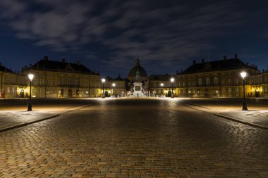 Amalienborg Sarayı ve ikamet Kopenhag Danimarka Kraliçesi gece.