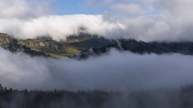 Le Grand-Bornand, Fransa Fransız Alpleri yüksek dağlar ve vadiler siste ile yakın:.