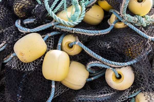 Red Pesca Negra Orilla Una Pila Con Boyas Amarillas Puerto —  Fotos de Stock