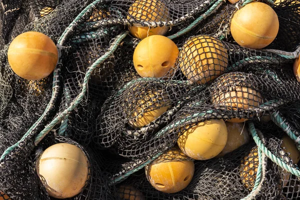 Red Pesca Negra Orilla Una Pila Con Boyas Color Naranja — Foto de Stock