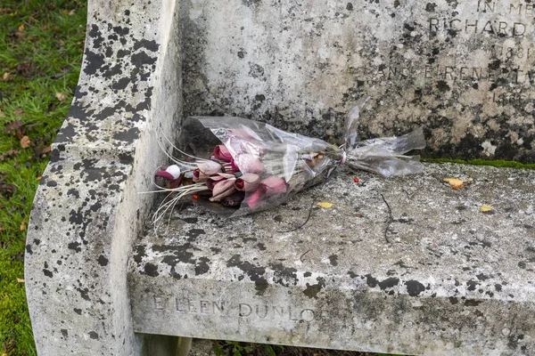 Brockenhurst England October 2018 Flowers Bench Graveyard Episcopal Nicholas Church — Stock Photo, Image