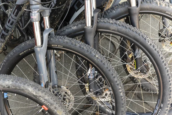 英格兰林德赫斯特 2018年10月22日 在新森林国家公园中心的林德赫斯特与山地自行车一起购物 — 图库照片
