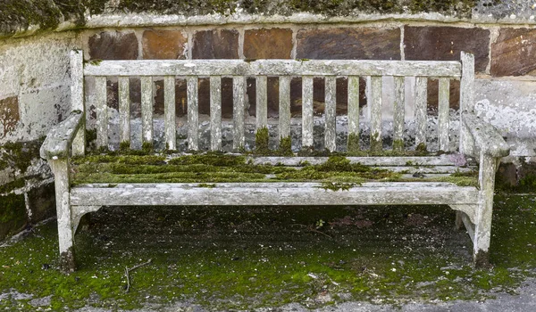 Gammal Träbänk Till Kyrkan Med Mossa Fordingbridge England — Stockfoto