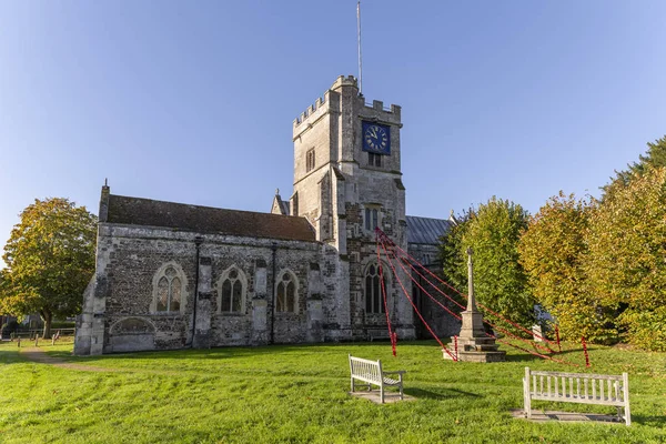 Fordingbridge kırmızı şeritler, İngiltere'de güneşli bir sonbahar gününde kilisede Saint Mary's.