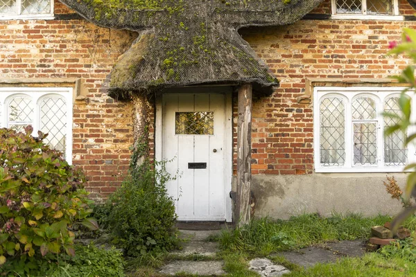 Chalet Ibsley Avec Toit Chaume Vieille Porte Blanche Vitraux Angleterre — Photo