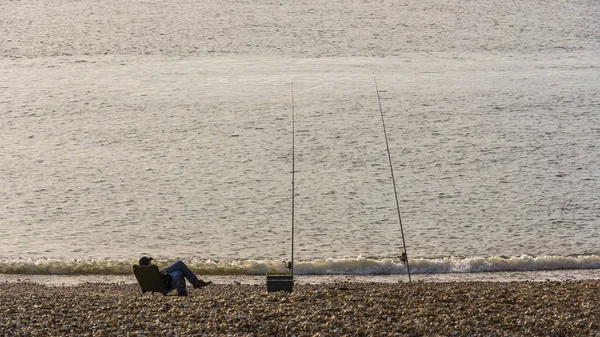 海のイギリスの海岸線の砂浜で座っているビーチでの つの釣り竿と Keyhaven イングランド 2018 釣り人 — ストック写真