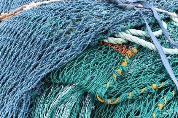Blaues Und Grünes Fischernetz Mit Seilen Auf Einem Haufen — Stockfoto