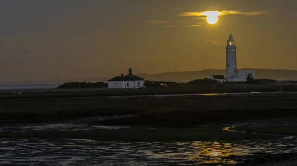 Hurst Point Lighthouse Některými Bílými Domy Měsíc Úplňku Noci Keyhaven — Stock fotografie