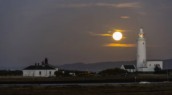 Faro Hurst Point Con Alcune Case Bianche Luna Piena Che — Foto Stock