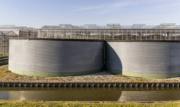 Twee regen vaten op broeikasgassen — Stockfoto