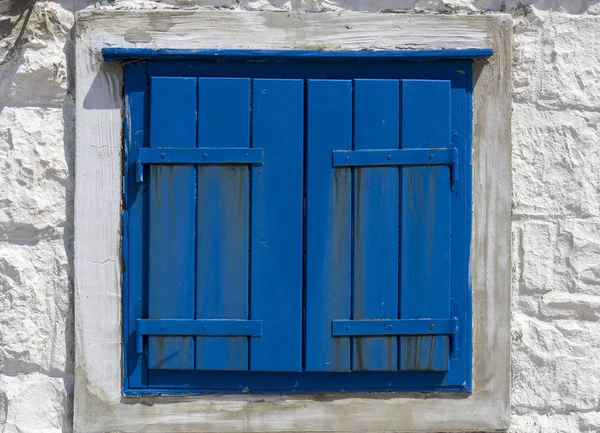 Окно закрывает голубой Сень — стоковое фото