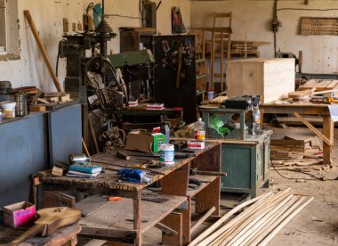 Barskon, Kırgızistan - 10 Temmuz 2019: Yurt (ger) fabrikası ve atölyesinde alet, ahşap ve makineli masa, Kırgızistan.