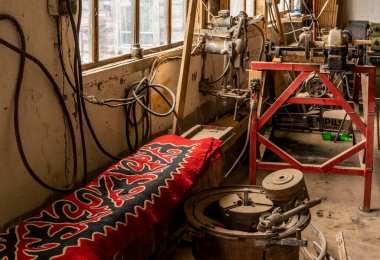 Barskon, Kırgızistan - 10 Temmuz 2019: Kırgızistan 'da bir yurt (ger) fabrikası ve atölyesinde ahşap yapımı ve hissedildi.