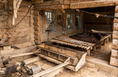 Barskon, Kırgızistan - 10 Temmuz 2019: Kırgızistan 'da bir yurt (ger) fabrikası ve atölyesinde ahşap yapımı ve hissedildi.