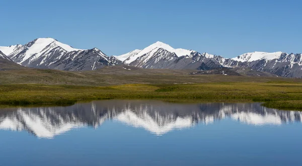 Βουνά Λίμνες Και Χιόνι Στα Βουνά Στο Κιργιστάν — Φωτογραφία Αρχείου