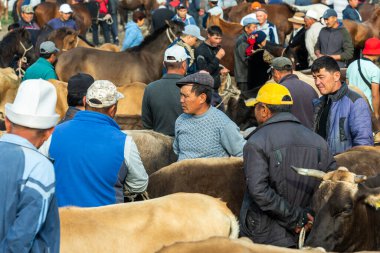 Karakol, Kırgızistan - 14 Temmuz 2019: Kırgızistan 'da Karakol' da inekler, çok sayıda insan ve çiftçi ile birlikte çiftlik marketi.