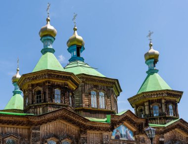 Karakol, Kırgızistan - 14 Temmuz 2019: Kırgızistan 'daki Karakol' daki ahşap Rus Ortodoks Kilisesi 'nin bakır kuleleri.