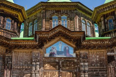 Karakol, Kırgızistan - 14 Temmuz 2019: Kırgızistan 'daki Karakol' daki ahşap Rus Ortodoks Kilisesi 'nin bakır kuleleri.