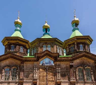 Karakol, Kırgızistan - 14 Temmuz 2019: Kırgızistan 'daki Karakol' daki ahşap Rus Ortodoks Kilisesi 'nin bakır kuleleri.
