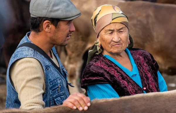 Karakol Kirgizië Juli 2019 Man Vrouw Veemarkt Stad Karakol Kirgizië — Stockfoto