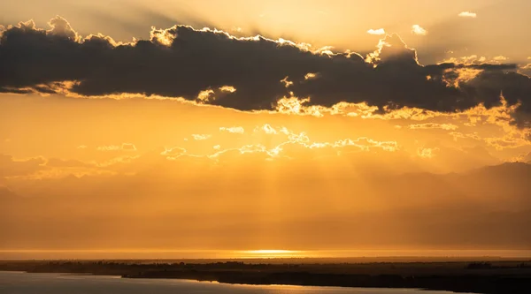 Solstrålar Issyk Kul Lake Vid Solnedgången Nära Karakol Kirgizistan — Stockfoto