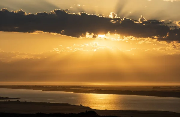 Kırgızistan Karakol Yakınlarında Gün Batımında Issyk Kul Gölü Nde Güneş — Stok fotoğraf