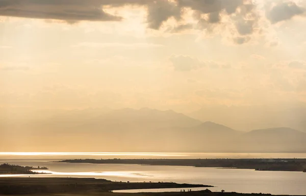 Sol Issyk Kul Lake Vid Solnedgången Nära Karakol Kirgizistan — Stockfoto