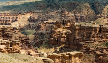 Charyn Canyon Ulusal Parkı Panoraması ve Kazakistan 'daki kuru ve sıcak vadi.