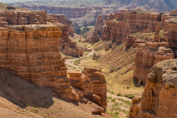 Charyn Canyon Ulusal Parkı Panoraması ve Kazakistan 'daki kuru ve sıcak vadi.