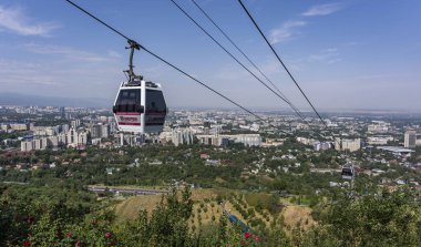 Almaty, Kazakistan - 27 Temmuz 2019: Kazakistan 'da bir yaz günü evleri, şehirleri ve teleferikli Almatı Panoraması.