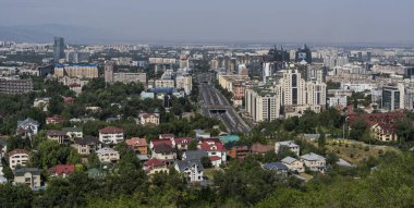Almaty, Kazakistan - 27 Temmuz 2019: Yazın evleri, şehirleri ve trafiği olan Almatı Panoraması.