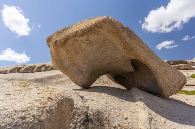 Kazakistan 'da Bektau Ata' daki kaya oluşumları yaz günlerinde heykellerle.