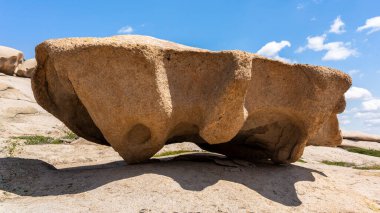 Kazakistan 'da Bektau Ata' daki kaya oluşumları yaz günlerinde heykellerle.