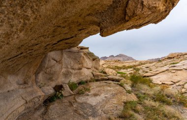 Kazakistan 'daki Bektau Ata' daki kaya oluşumları heykellerle.