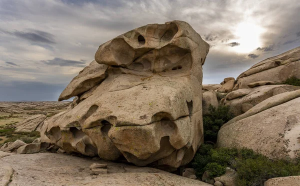 Formazioni Rocciose Bektau Ata Kazakistan Con Sole Nuvole Durante Tramonto — Foto Stock