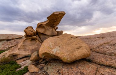 Yazın karanlık bir akşamda Kazakistan 'daki Bektau Ata' da kaya oluşumları.