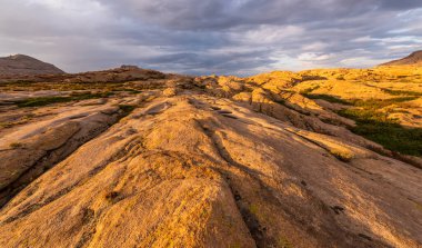 Yazın karanlık bir akşamda Kazakistan 'daki Bektau Ata' da kaya oluşumları.