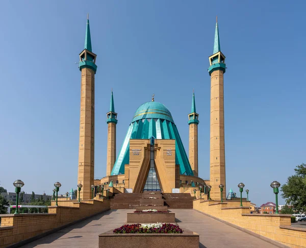 Pavlodar, Kazakistan - 27 Temmuz 2020: Maşkhur Jusup Camii 'nin girişi dört minaresi ve mavi çatısı.