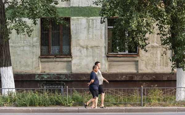 Pavlodar Cazaquistão Julho 2020 Pessoas Strawling Dia Verão Pavlodar — Fotografia de Stock